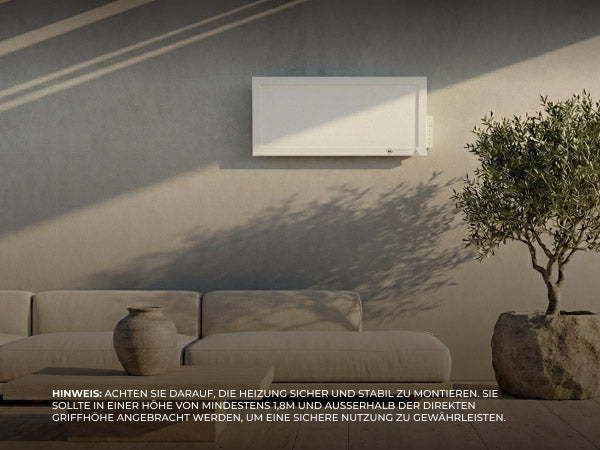 Fachgerecht an der Wand montierte Bringer Infrarotheizung im Wohnzimmer mit eingeblendetem Sicherheitshinweis zur empfohlenen Montagehöhe von mindestens 1,80 Metern.